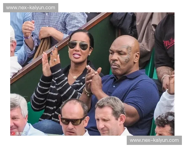 跨越时空的诸神黄昏：当“蝴蝶步”撞上“铁拳”，阿里与泰森谁才是终极格斗图腾？